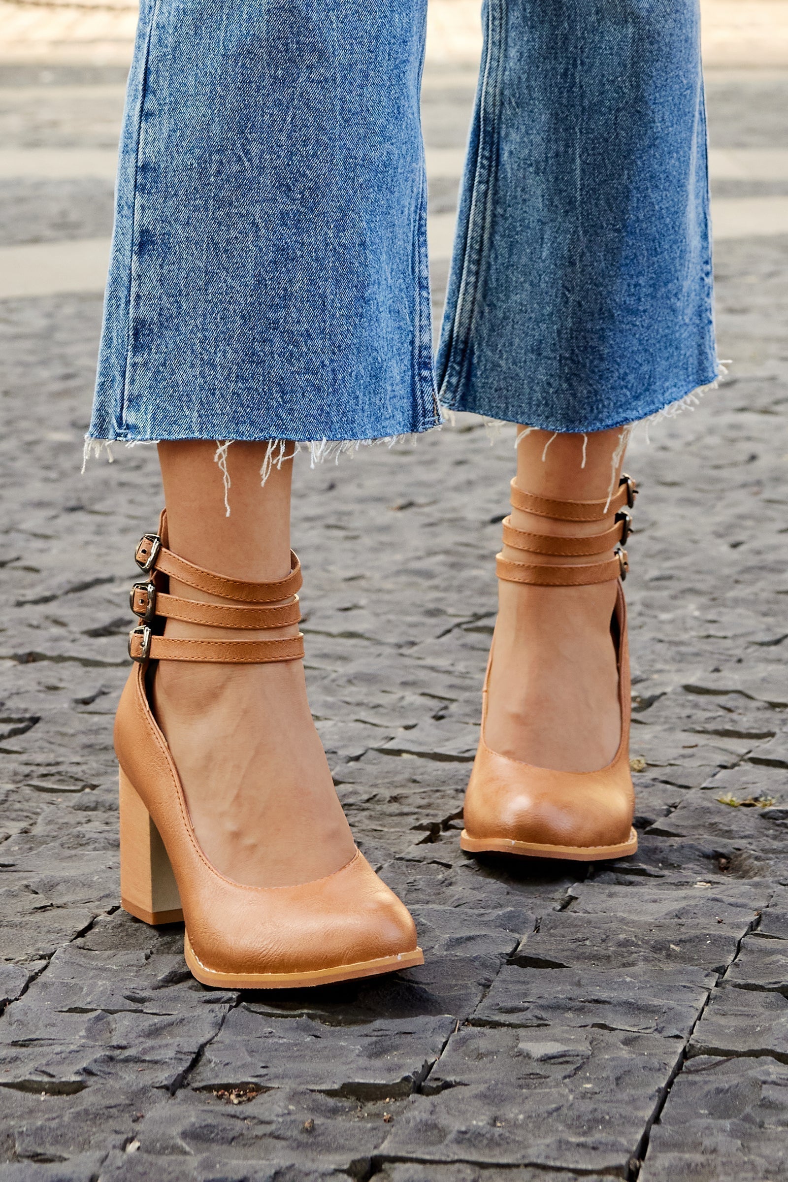 Caa™ | Sandales lisses avec une sangle autour de la cheville et un talon épais